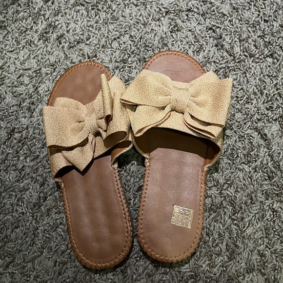 Tan Bow Slide Sandals - Picture 1 of 2